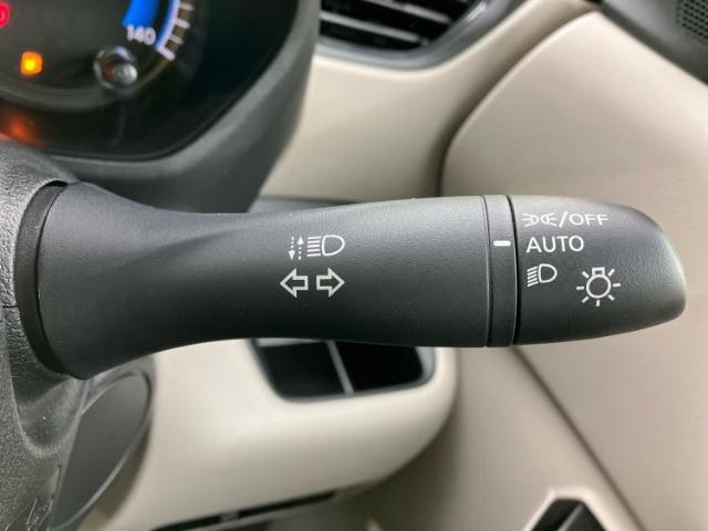 WECARSの展示場では実際に見て、触ってお車をお選びいただけます！知識の豊富な営業スタッフが様々なカーライフをご提案いたします！