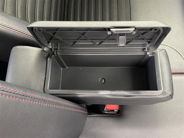 【グローブボックス】車検証ケースや、日頃使う小物類の収納に便利ですね！