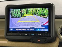 【バックカメラ】駐車時に後方がリアルタイム映像で確認できます。大型商業施設や立体駐車場での駐車時や、夜間のバック時に大活躍！運転スキルに関わらず、今や必須となった装備のひとつです！