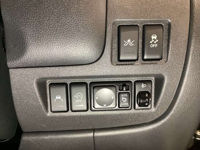運転席右側にはレーンキープアシストやアイドリングストップのスイッチがございます。運転席から近い位置についておりますので簡単に操作することが出来ます。