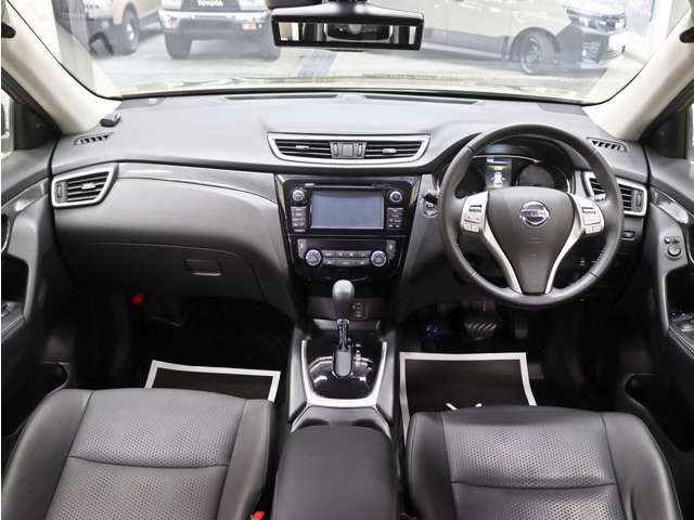 熟練の選任スタッフがインパネからフロアマットまで、丁寧に車内クリーニングを施工しております。必要な場合は各部リペアや車内消臭も施工しておりますので、安心してお買い求め頂けます。