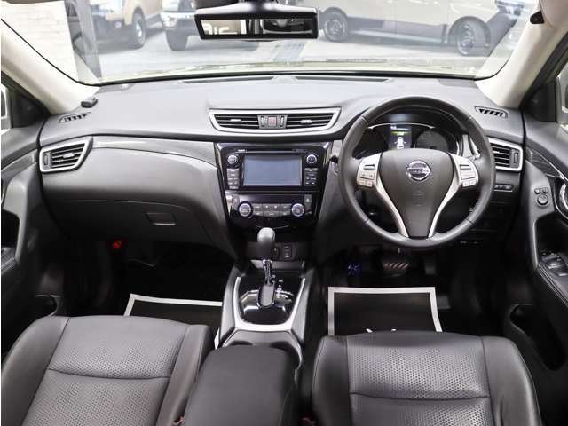 運転席廻りにも汚れやシミ等は無くとても綺麗な状態でお客様をお迎え致します。ご納車の前にも再度クリーニングを施工させて頂きます。