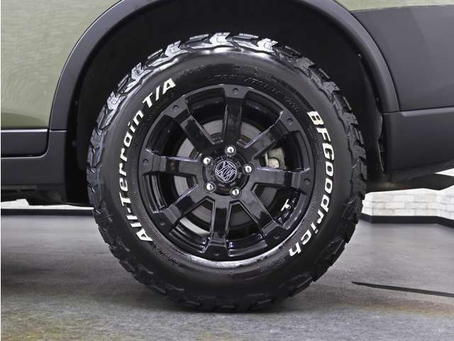 アルミホイールと車体のマッチングもセンスが問われる部分ですね。アルミホイール、タイヤ共に新品を使用しておりますのでご安心下さい。純正ホイールやスタッドレスタイヤについてもお気軽にご相談下さい。