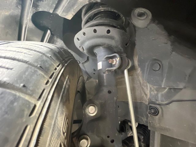 お車を安心してお乗りいただく為には、足回りの定期点検が欠かせません。サービスサポート（有償保証）では無料点検もご提供しており、安心のカーライフをお過ごしいただけるサポート体制が整っています。