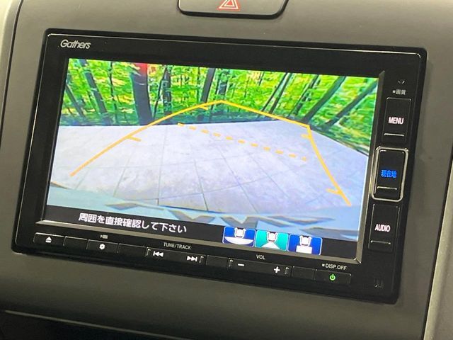 【バックカメラ】駐車時に後方がリアルタイム映像で確認できます。大型商業施設や立体駐車場での駐車時や、夜間のバック時に大活躍！運転スキルに関わらず、今や必須となった装備のひとつです！