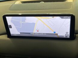 【10.25インチマツダコネクト】車内の雰囲気にマッチした大型ディスプレイ。スマホ接続でのナビ使用やBluetooth再生等、様々な機能が楽しめます。直感的なダイヤル操作が可能で、使い勝手も良好です。