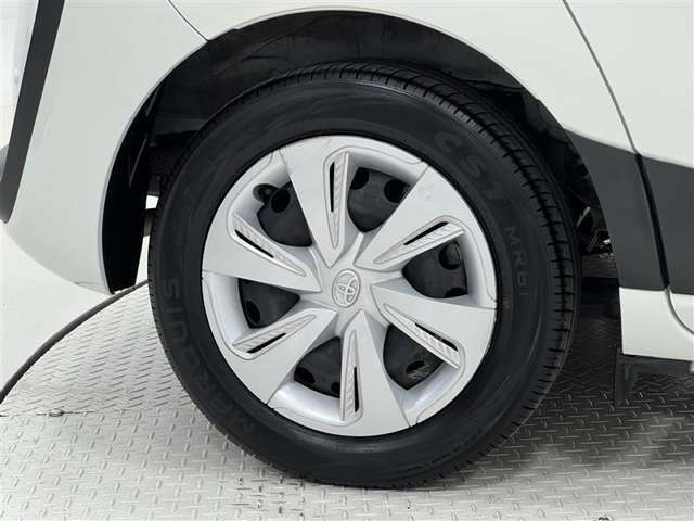 タイヤサイズは185/60R15！残り溝は7ミリ程度です！