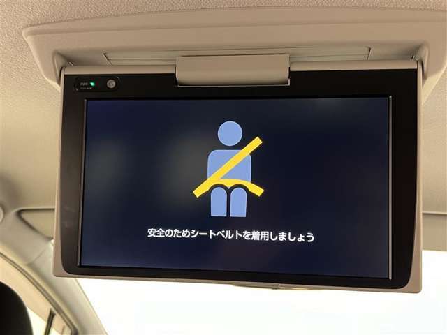 後席モニター付！長時間の移動の際、後ろに乗った人も退屈することなく過ごせます！