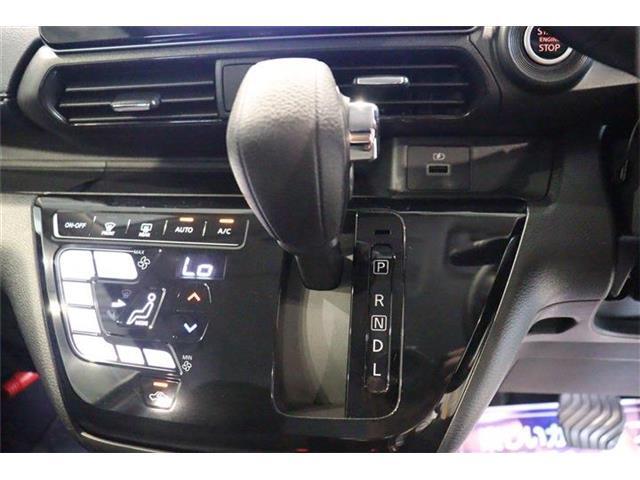 ステアリングホイールからスムーズに持ちかえられるインパネシフトを採用。シフトノブをコンパクト化し、女性でも操作しやすいサイズです