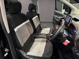 特別仕様車　専用カラー　ノアールペルラネラ　アップルカープレイ＋アンドロイドオート　メーカー保証継承2026年5月　バックカメラ　サイドカメラ　パーキングソナー　LEDヘッドライト　衝突軽減ブレーキ