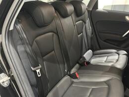 【後部座席】コンセプトは【五感で較べる】。お気軽にスタッフにお尋ね下さい！店舗にて現車の確認もいただけますので、お電話で在庫のご確認の上是非ご来店ください。