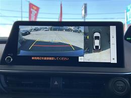 【全方位モニター】まるでクルマを真上から見下ろしたかのような視点で駐車をサポートします！クルマの斜め後ろや真横など、前後左右の4つのカメラの映像が合成されて、モニターに映し出されます。