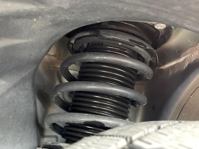 お車を安心してお乗りいただく為には、足回りの定期点検が欠かせません。サービスサポート（有償保証）では無料点検もご提供しており、安心のカーライフをお過ごしいただけるサポート体制が整っています。