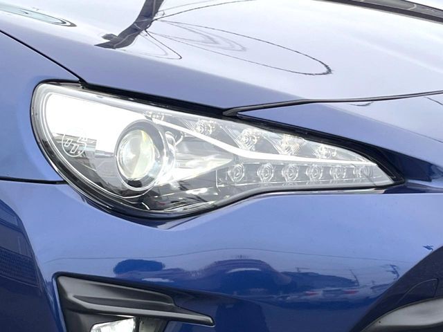 【LEDヘッドライト】悪天候や夜間走行時も良好な視界を確保し安心して運転できる高輝度LEDヘッドライトを装備！点灯速度が早く、消費電力も抑えられています。