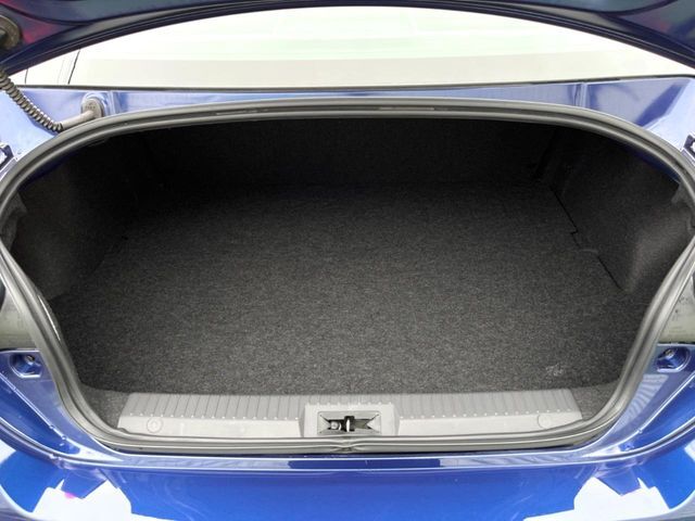 積み下ろしのしやすいデッキにはたっぷりと荷物を積み込んでいただけます。遊びから仕事まで、様々なシーンで頼れます♪