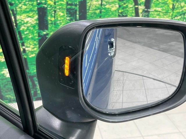 【リヤビークルディティクション】走行中、ドアミラーの死角になりやすい箇所に後続車が接近するとサイドミラー付近に警告を表示、ドライバーに注意喚起と、万一の際はハンドル操作をアシストをします。
