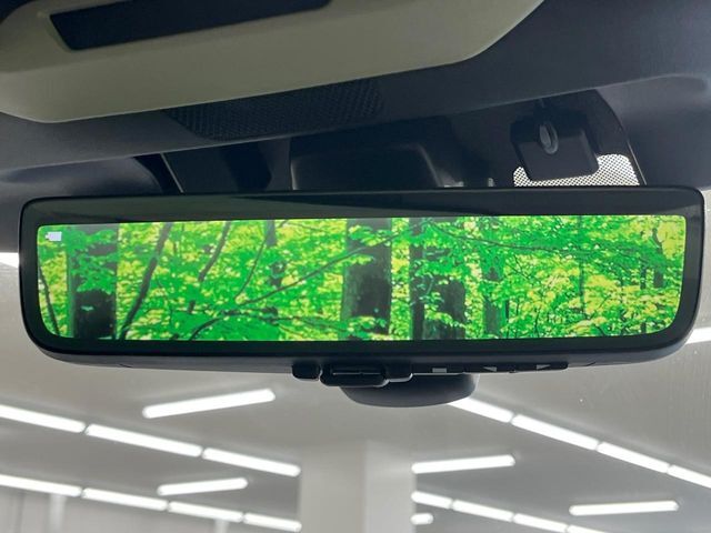 【スマートリヤビューミラー】後席の大きな荷物や同乗者で後方が確認しづらい時でも安心！カメラが撮影した車両後方の映像をルームミラー内に表示。クリアな視界で状況の確認が可能です！