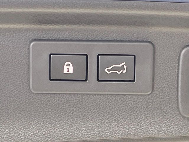 【パワーバックドア】スマートキーや運転席のボタンを押すだけでリアゲートが自動で開閉します！荷物を持っている時や、高い位置にあるバックドアを閉める際に便利な機能です♪