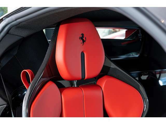 外装色はRosso Corsa、内装色はRosso Ferrariの組み合わせでございます。