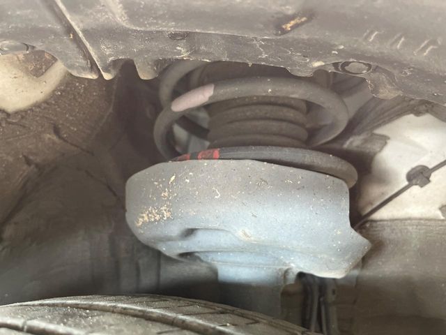 お車を安心してお乗りいただく為には、足回りの定期点検が欠かせません。サービスサポート（有償保証）では無料点検もご提供しており、安心のカーライフをお過ごしいただけるサポート体制が整っています。