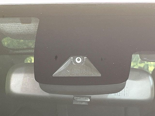 【プリクラッシュセーフティ】前方の車両等を検知し、衝突しそうな時は警報で注意を促し、ブレーキを踏む力をサポート。ブレーキを踏めなかった場合は衝突被害軽減ブレーキが作動、衝突回避をサポートします。