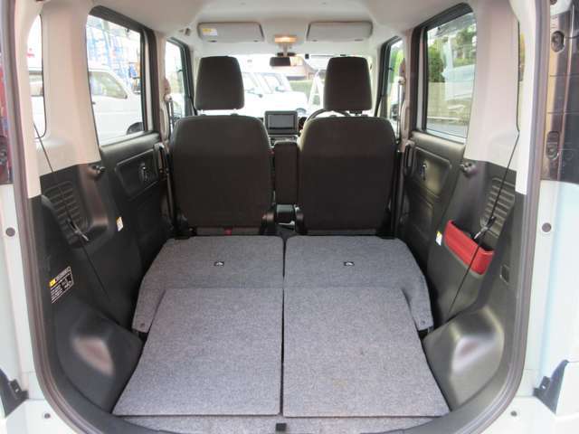 後部座席を倒すと、大きな荷物も乗り便利です！