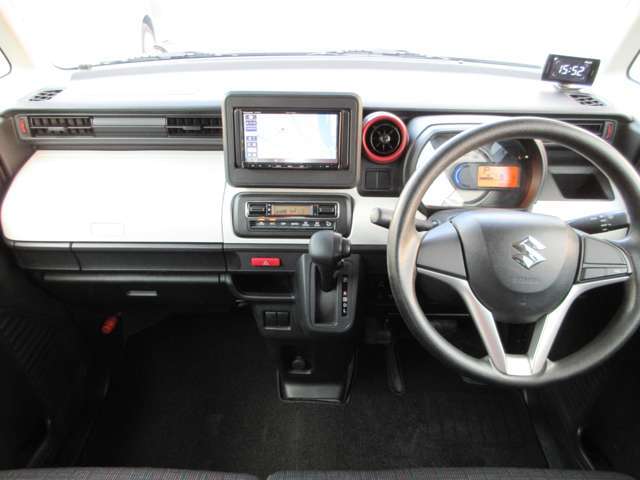 温度調整が簡単にできるオートエアコンが付いています