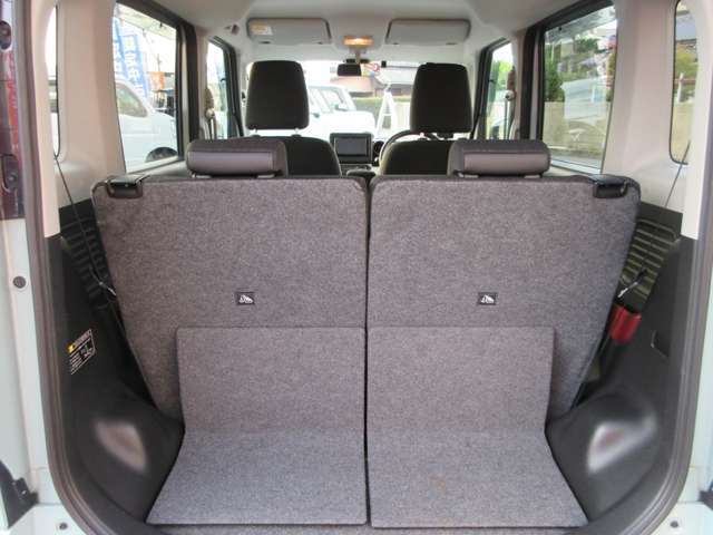 後部座席は左右別々で倒れます。