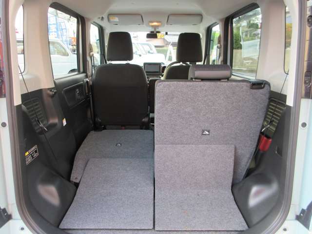 後部座席は左右別々で倒れます。