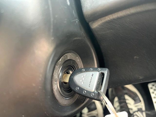 【キーレス】少し離れた場所からでもボタン一つでドアの開錠・施錠ができるのでとっても便利！ドアの鍵穴周りに傷をつけることもありません♪