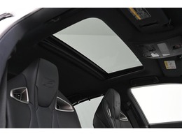 ◇ムーンルーフ装備　　ガラス部はフロントシートの頭上に設けられたスイッチで電動開閉が可能。後端だけをわずかに持ち上げて（チルトアップ）、換気・掃気することもできます。