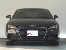 Audiデザインの特徴であるシングルフレームグリルが存在感を主張します。