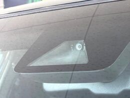 【トヨタセーフティセンス】走行中に前方の車両等を認識し、衝突しそうな時は警報とブレーキで衝突回避と被害軽減をアシスト。より安全にドライブをお楽しみいただけます。