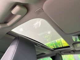【パノラマルーフ】大型のガラスルーフ搭載で車内の解放感が一気にアップ！開放的なドライブをお楽しみいただけます。