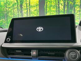 【12.3インチディスプレイオーディオ】スマートフォンと連携が可能な大画面ディスプレイオーディオです。スマートフォンのナビ機能を使用したり、Bluetooth接続で音楽もお楽しみいただけます！