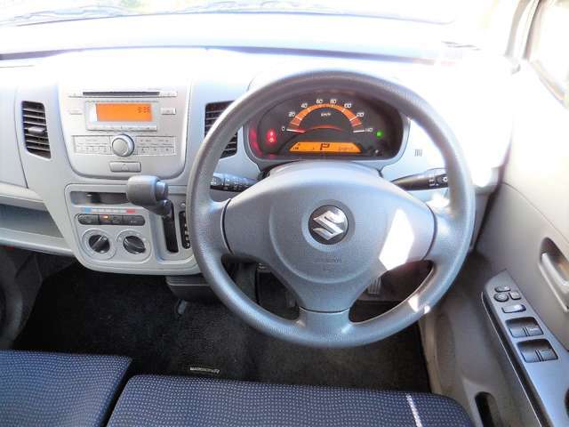 コンパクトで運転しやすい運転席♪女性や運転に不慣れな方はもちろん、お年寄りも運転しやすい1台です★