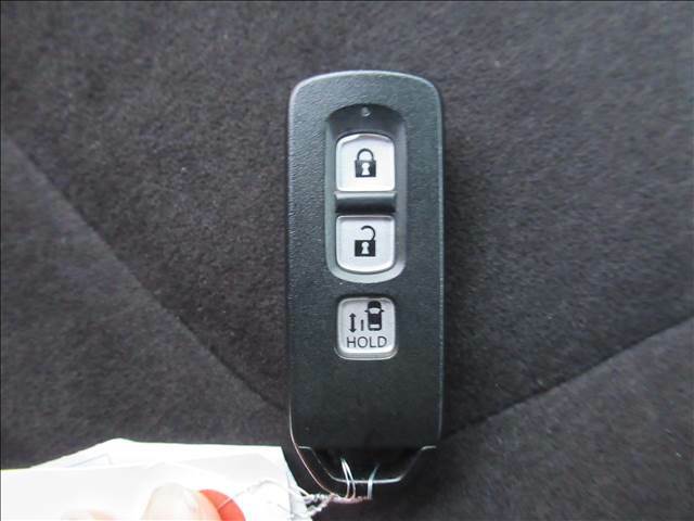 【スマートキー】鞄やポケットに入れた状態でもドアの施錠・解錠が可能です。鍵を取り出さなくてもエンジンの始動ができるので便利です♪