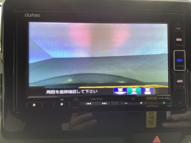 ギヤをR（バック）に入れるとナビの画面に後ろの映像が映るリアカメラ付です。後退時、コンディションが悪い視界でもカラーバックモニターがドライバーをサポートします。