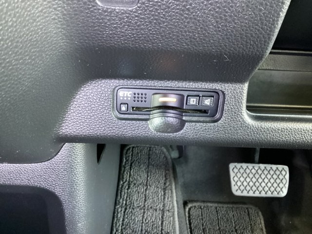ハンドルの左下にETCがついています。高速道路の料金所の通過も楽々です。　カードの取り出しもしやすい場所についています。