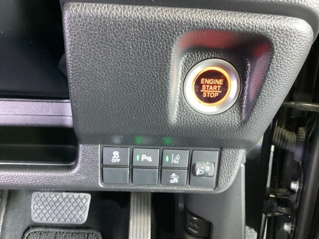 ハンドルの右側にはヘッドライトレベライザーとHondaセンシング用のメインスイッチがついています。ヘッドライトレベライザーは道路状況や積荷の加重に応じてライトの高さを調節できます。