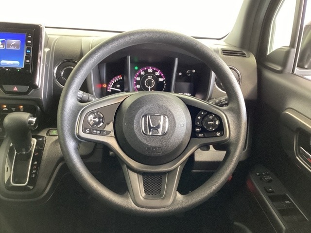 ハンドルにHondaセンシング系のクルーズコントロールやレーンキープアシストなどのスイッチと、オーディオの操作スイッチが装備されています。ハンドルから手を離さず安全に操作できます。