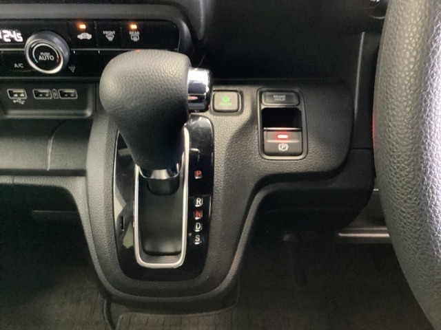 CVT車のセレクトレバーです。低速から高速まで、変速ショックのないスムーズな走りと、エンジン効率のよい領域を維持して燃費にも貢献します。サイドブレーキはスイッチ操作の電子制御パーキングブレーキです。