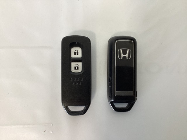 スマートキーを装備しています。鍵を差し込むことなくドアロックの開け閉めと、スタートボタン操作でのエンジンスタートができます。スペアキーも同じものを用意しております。
