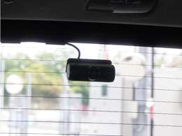 この車にはリアにもドライブレコーダーを装備しております◆映像・音声などを記録する自動車用の装置です。　もしもの事故の際の記録はもちろん、旅行の際の思い出としてドライブの映像を楽しむことができます。