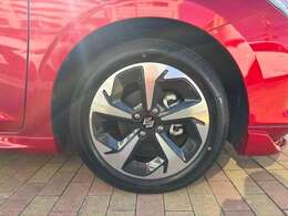 純正16インチアルミホイールでスポーティに！運転中のビジュアルを演出してくれる重要なポイントですね！オシャレは足元から♪