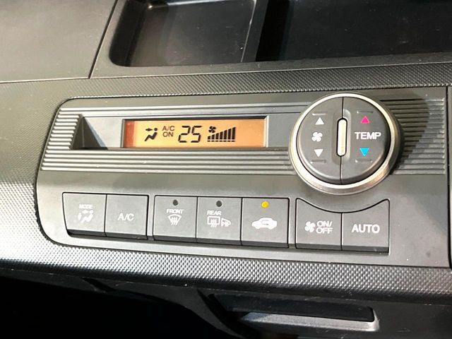 【オートエアコン】一度お好みの温度に設定すれば、車内の温度を検知し風量や温度を自動で調整。暑い…寒い…と何度もスイッチ操作をする必要はありません。快適な車内空間には必須の機能ですね♪