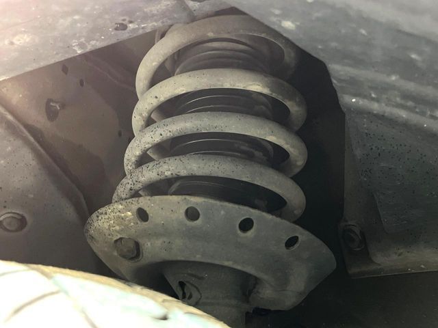 お車を安心してお乗りいただく為には、足回りの定期点検が欠かせません。サービスサポート（有償保証）では無料点検もご提供しており、安心のカーライフをお過ごしいただけるサポート体制が整っています。