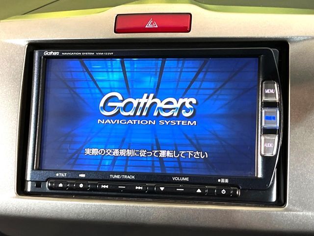 【純正ナビ】人気の純正ナビを装備しております。ナビの使いやすさはもちろん、オーディオ機能も充実！キャンプや旅行はもちろん、通勤や買い物など普段のドライブも楽しくなるはず♪