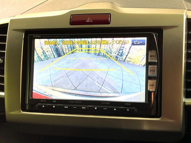 【バックカメラ】駐車時に後方がリアルタイム映像で確認できます。大型商業施設や立体駐車場での駐車時や、夜間のバック時に大活躍！運転スキルに関わらず、今や必須となった装備のひとつです！