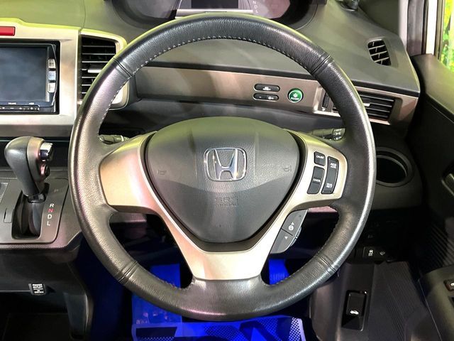 【純正革巻きステアリング】上質な革を使用することで、手にしっかり馴染みとても運転しやすいハンドルです♪